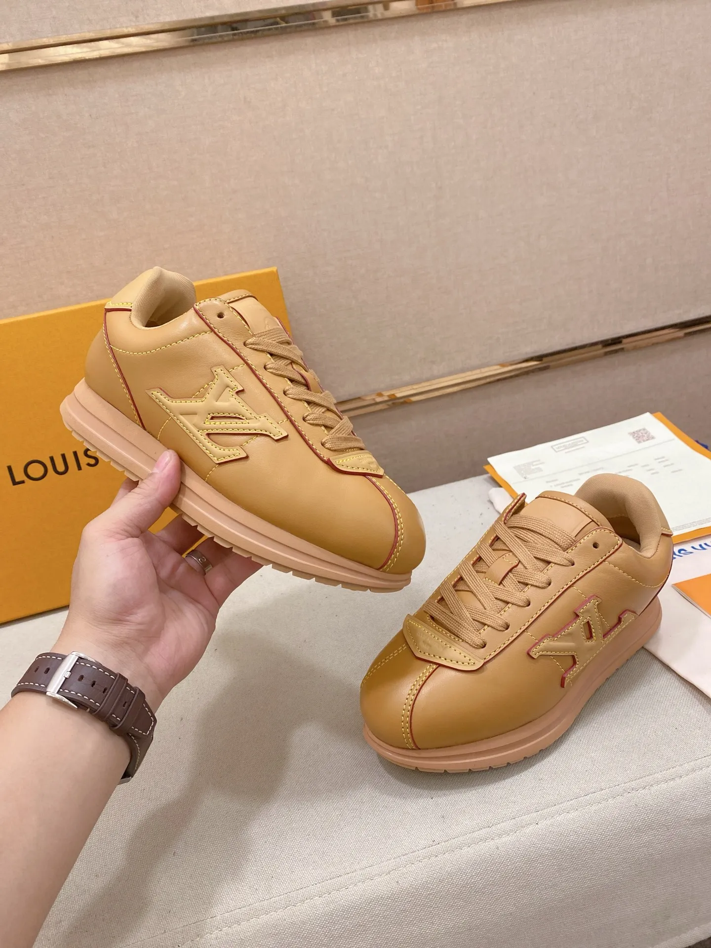 Men's shoes💰: Couple style 700💰LOUIS VUITTON Footint Soccer sneakers‼ ️ The top version, the same sneakers for LV couples. You will look fashionable when you wear them. This Footint Soccer sneaker was unveiled in the 2025 spring and summer series fashion show. The tongue is embellished with the Lvers United badge inspired by the football team. The rubber sole of the foot is decorated with multiple Louis Vuitton logos. The original latest packaging. Fabric: original imported cowhide. Lining: original imported breathable mesh. Foot pad: original injection molding pad. Outsole: original molded T combination outsole. Size: 35-45.